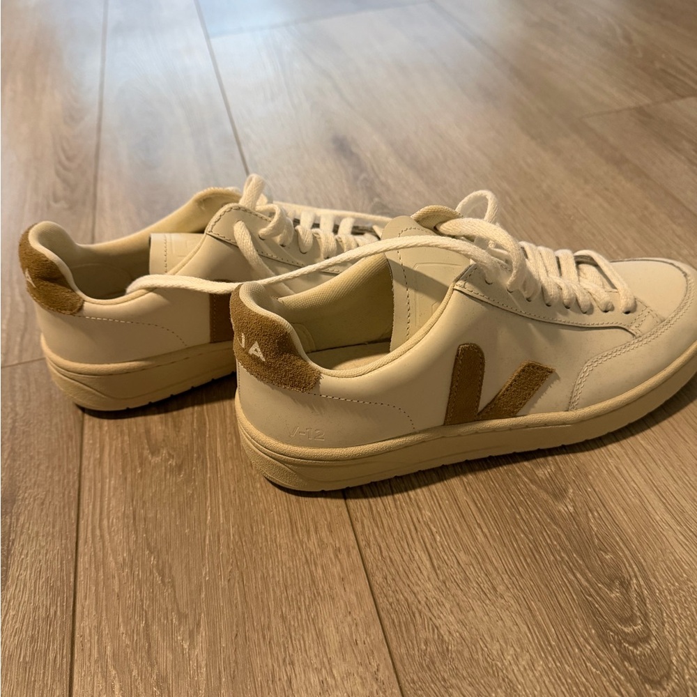 NWOT Veja V-12 Sneakers Extra White/Dune Size US 7/EU 38 - Picture 3 of 8